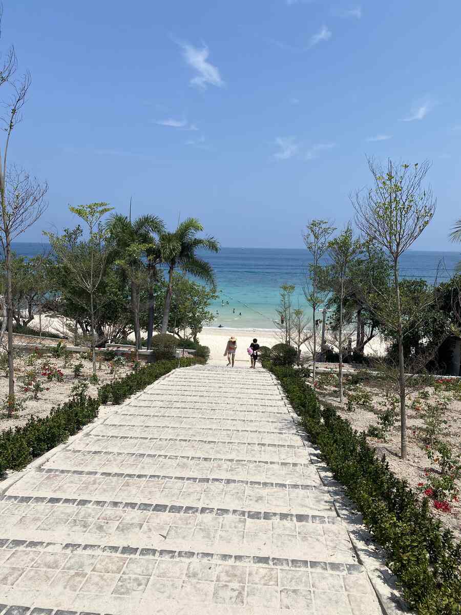 Entrance of Ta Yai Beach in Koh Larn