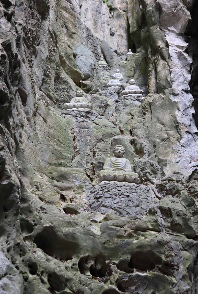 Buddha statues when taking Marble mountains tours