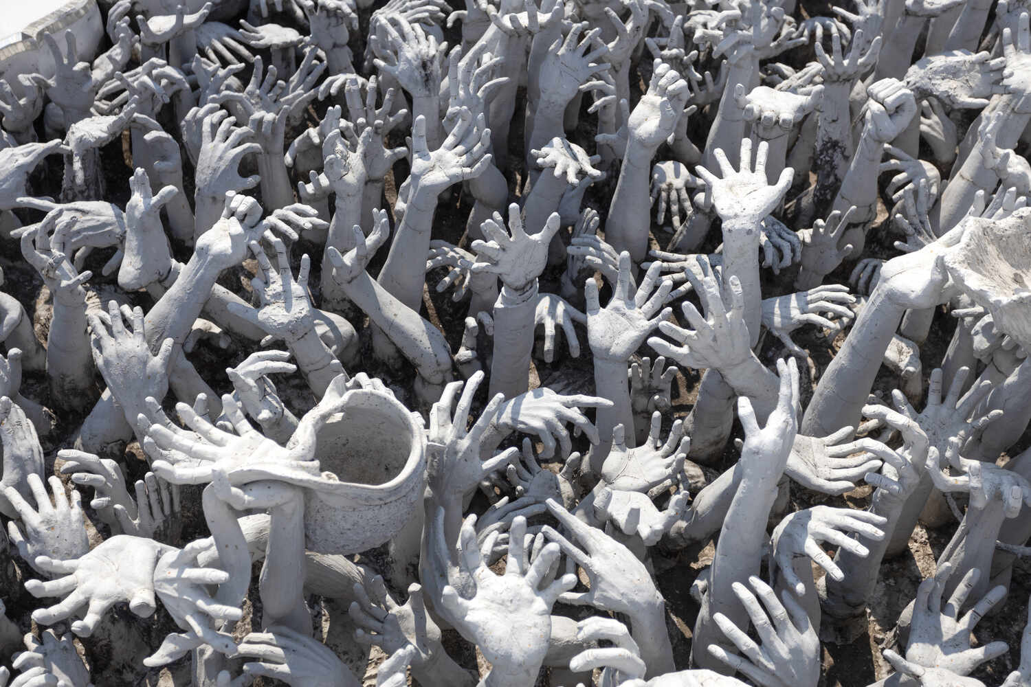 Creepy-hands-at-the-white-temple-chiang-rai