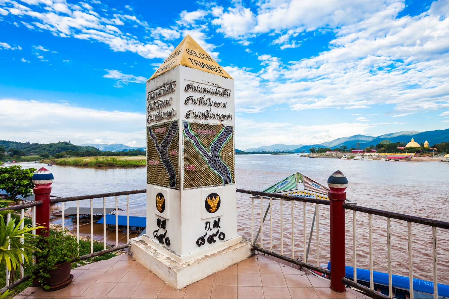 Golden-Triangle-in-Chiang-Rai-with-the-Mekong-Delta-in-the-background