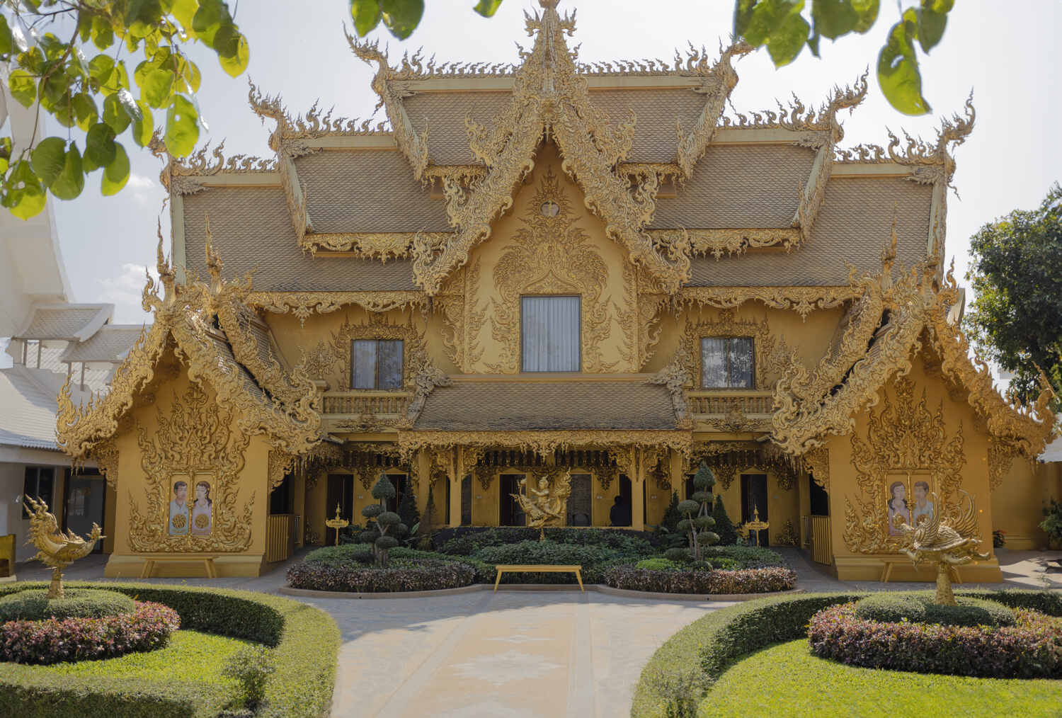 Golden-building-at-the-white-temple-thailand