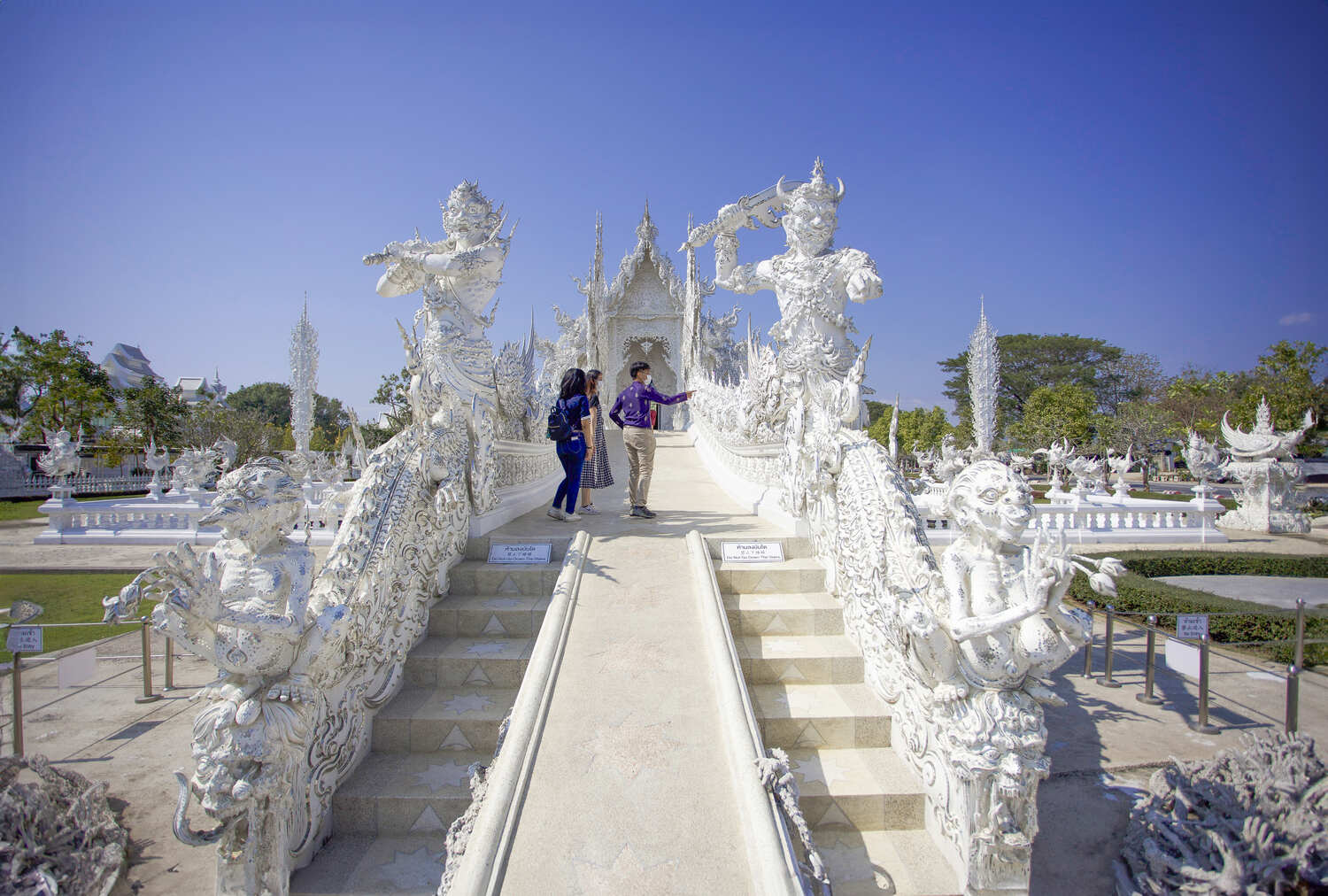 White-Temple-Wat-Rong-Khun-in-Chiang-Rai