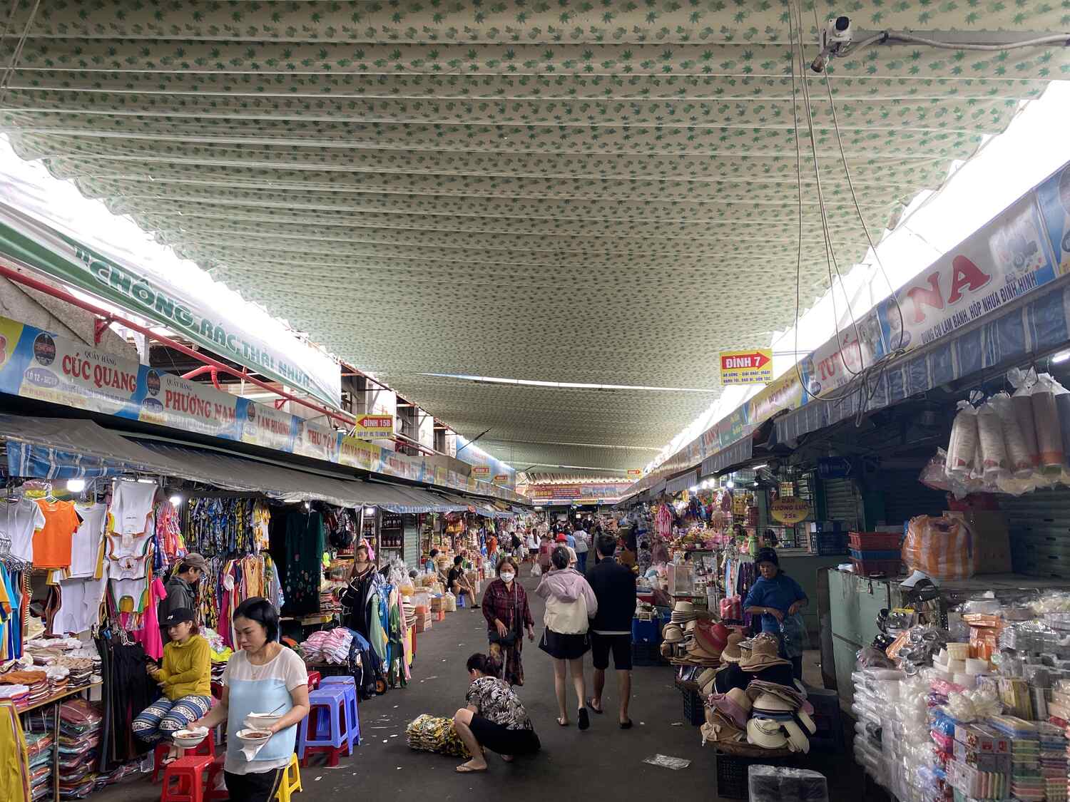 Entrance-of-the-Cho-Con-Market-in-the-morning