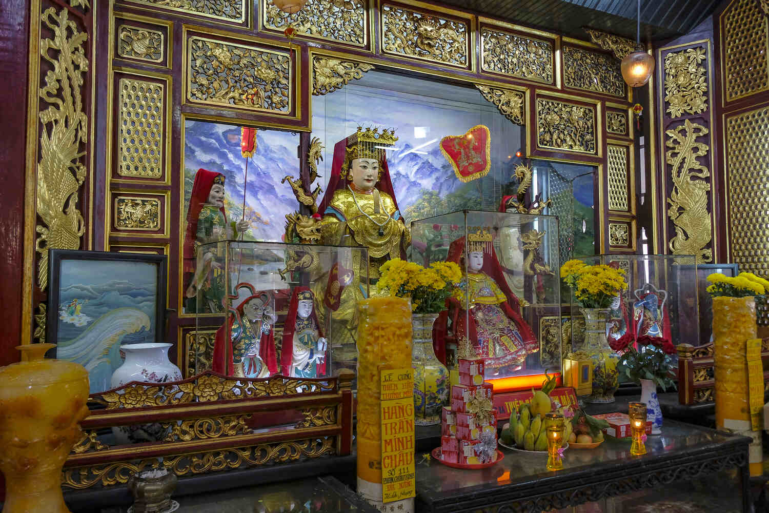 Inside-the-Fujian-Assembly-Hall-in-Hoi-An