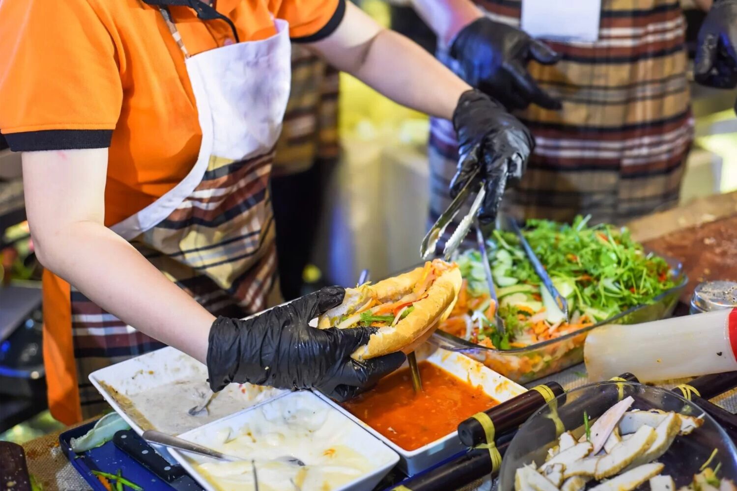 Woman-preparing-Banh-Mi-in-Da-Nang-at-night