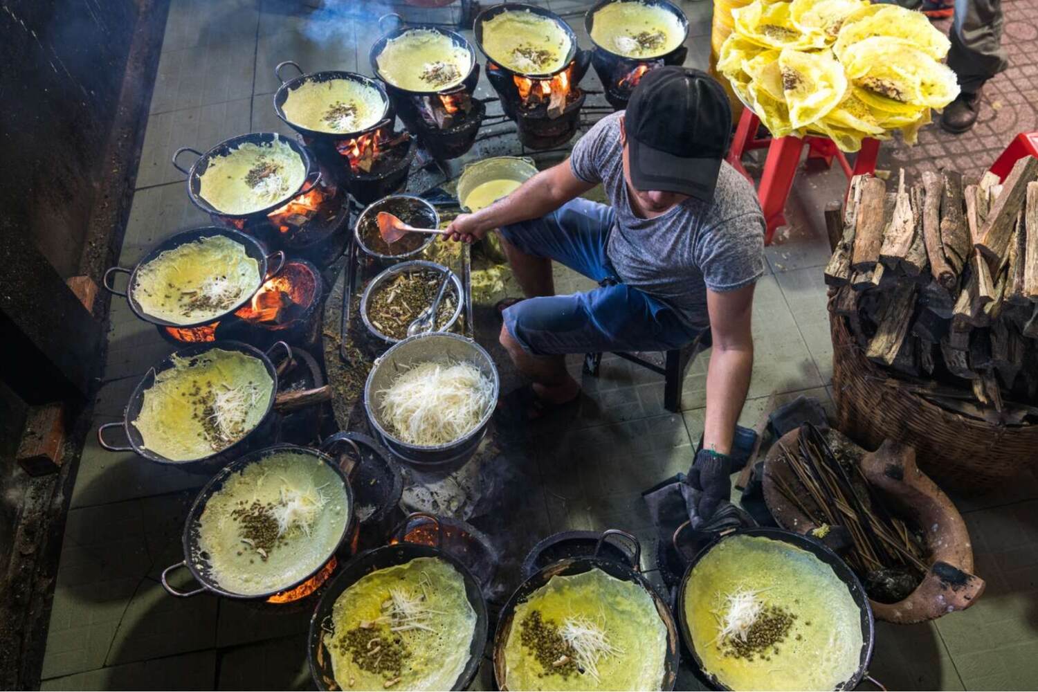 man-preparing-Banh-Xeo-Vietnamese-pancake-in-Da-Nang-at-night